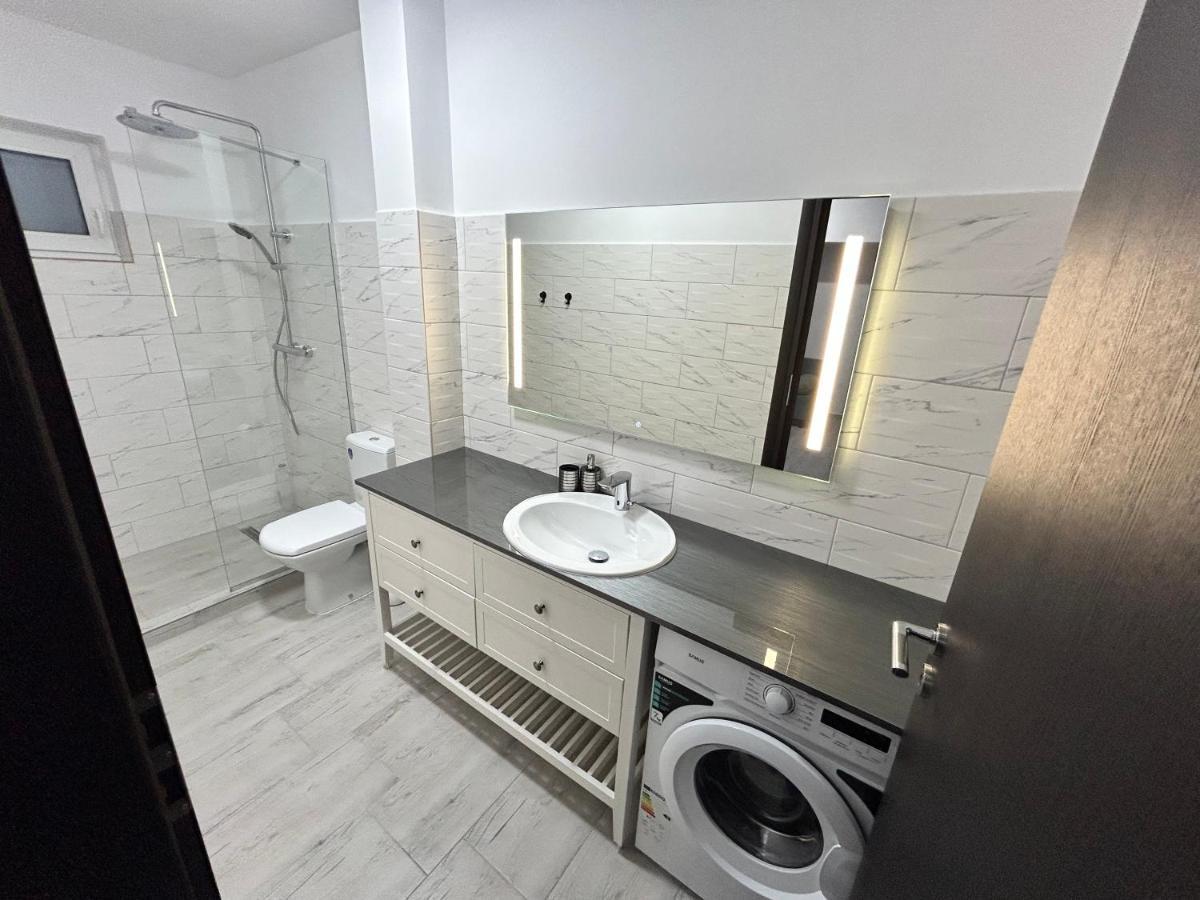 1 Mai - Luxury Park Apartments - Self Check-In - Private Parking - 2 Craiova Eksteriør billede