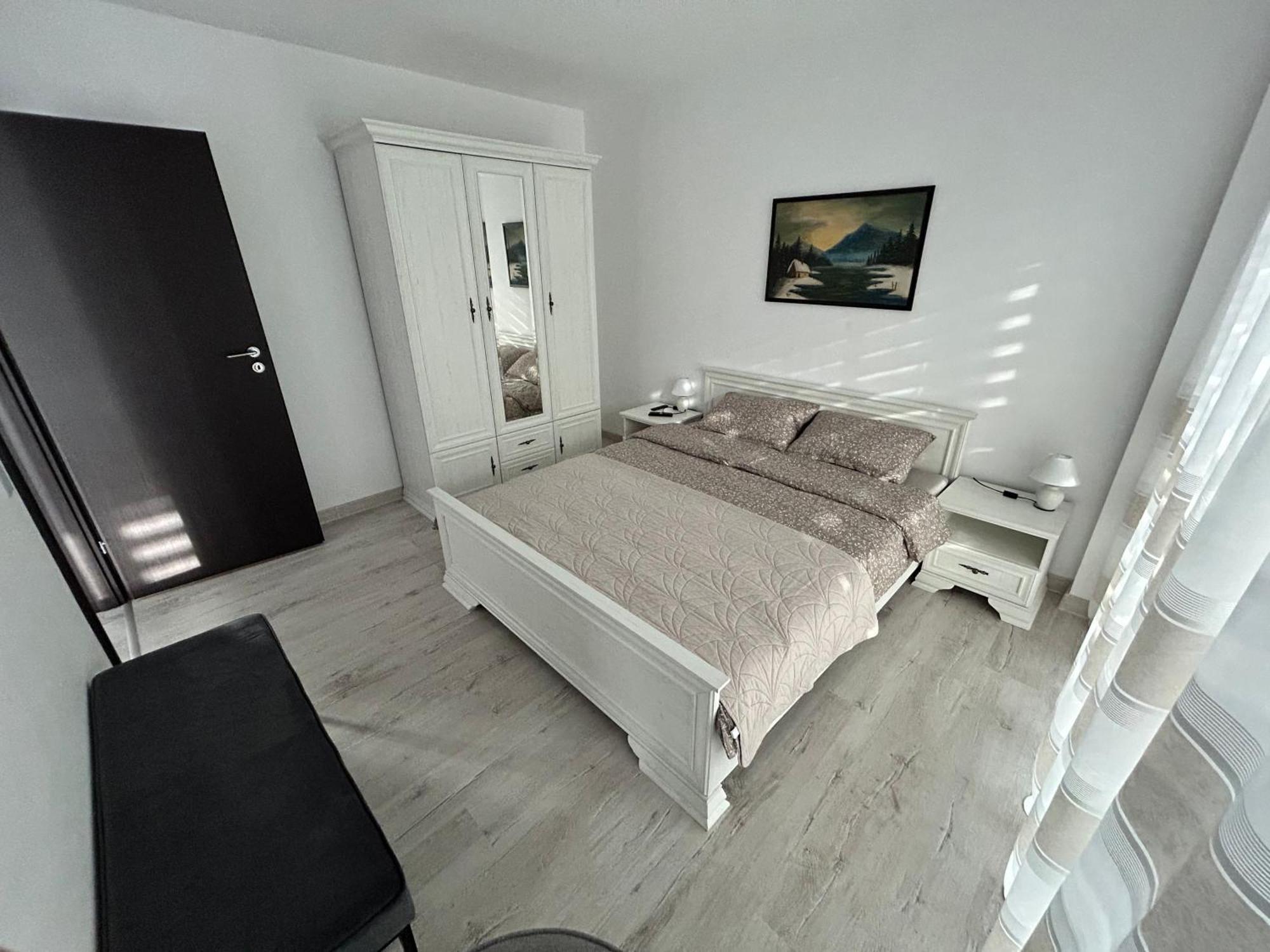 1 Mai - Luxury Park Apartments - Self Check-In - Private Parking - 2 Craiova Eksteriør billede